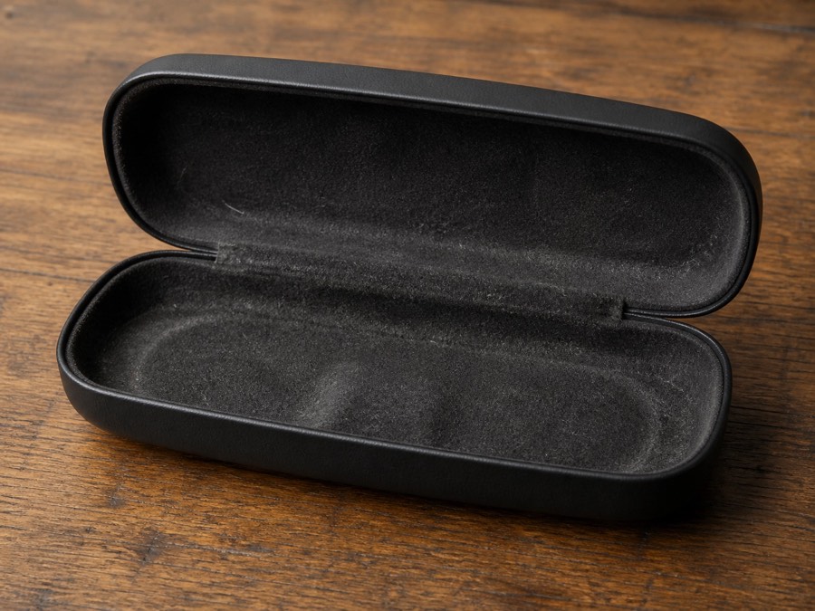 Estuche de lentes alterado