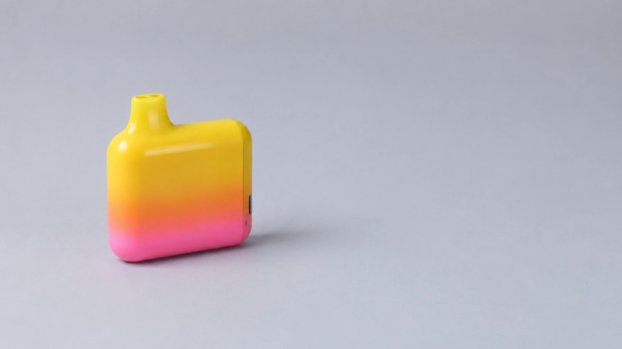Vapeo desechable sobre superficie neutra (ver prompt)