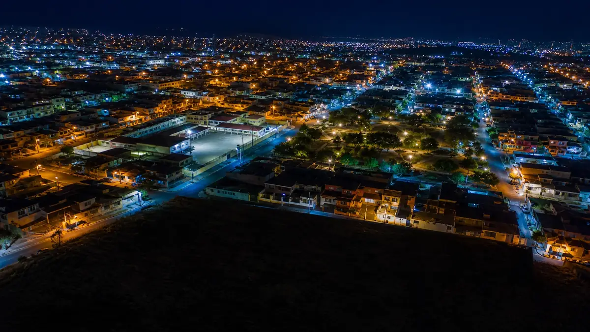 Vista aérea nocturna del barrio